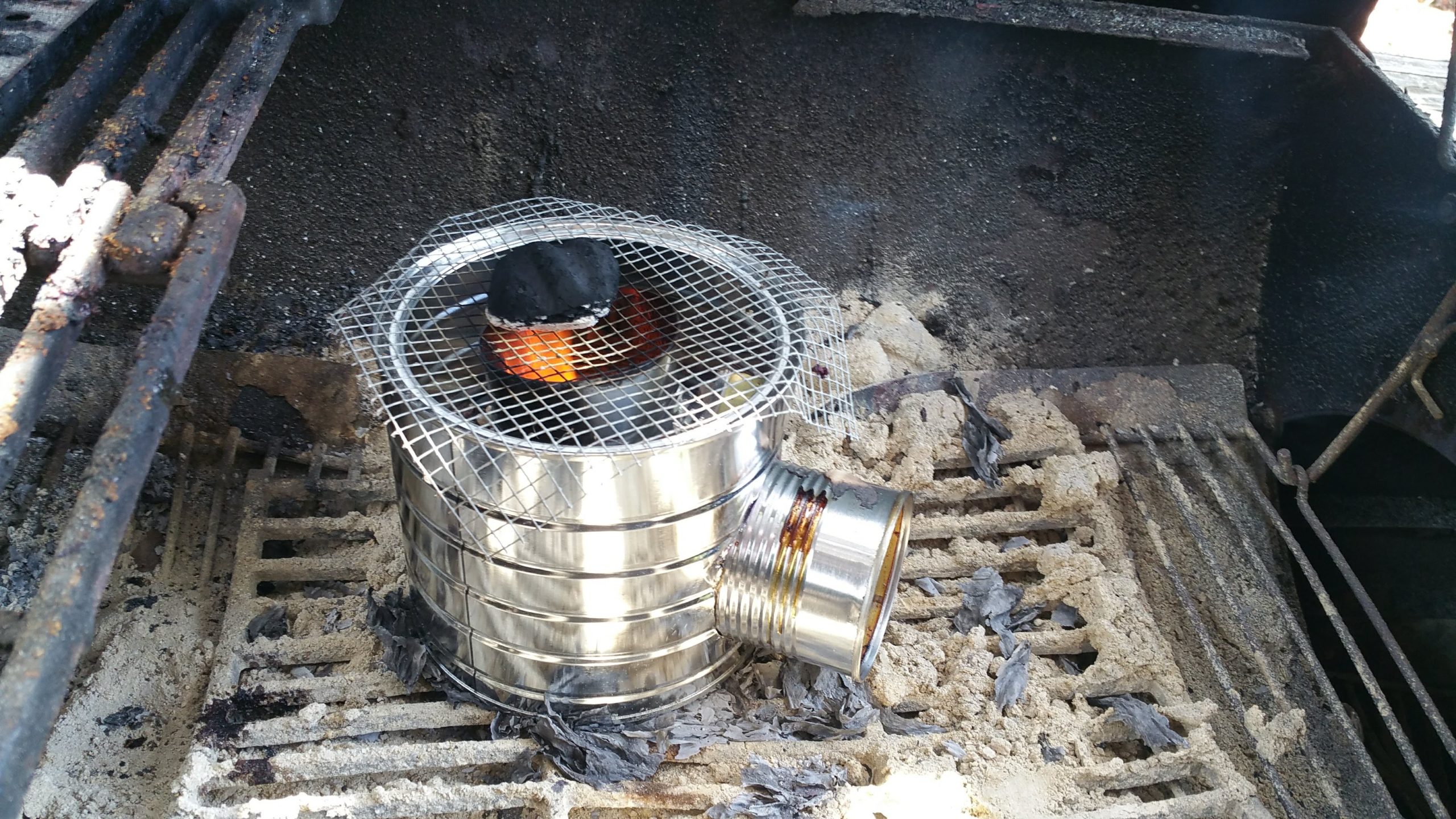 ROCKET STOVE: Build one with a #10 Can and Some Scraps!